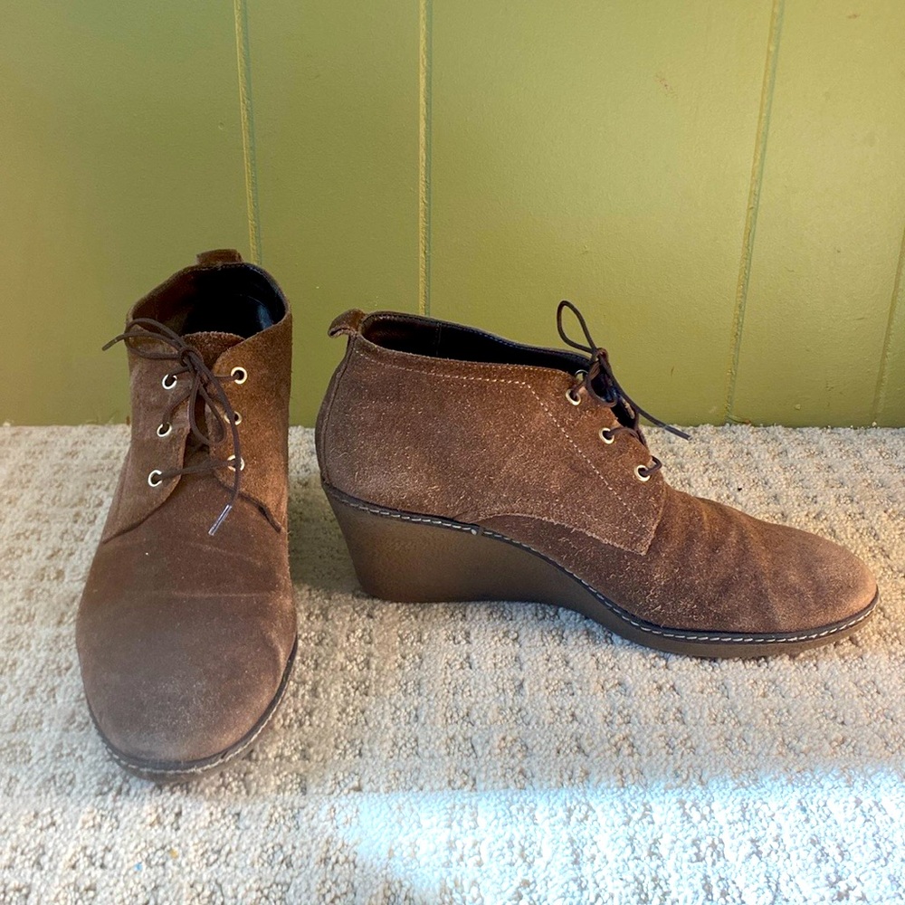 The FLEXX Brown Suede Wedge Booties